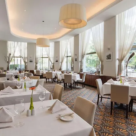Radisson Blu Carlton Hotel, Hotel