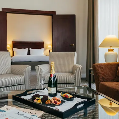 Radisson Blu Carlton Hotel, Szálloda