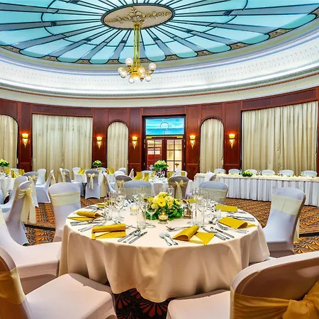 Radisson Blu Carlton Hotel, Szálloda