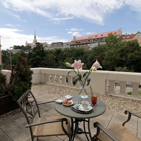 Radisson Blu Carlton Hotel, Szálloda 4*