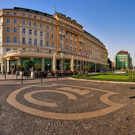 Radisson Blu Carlton Hotel, Szálloda Pozsony